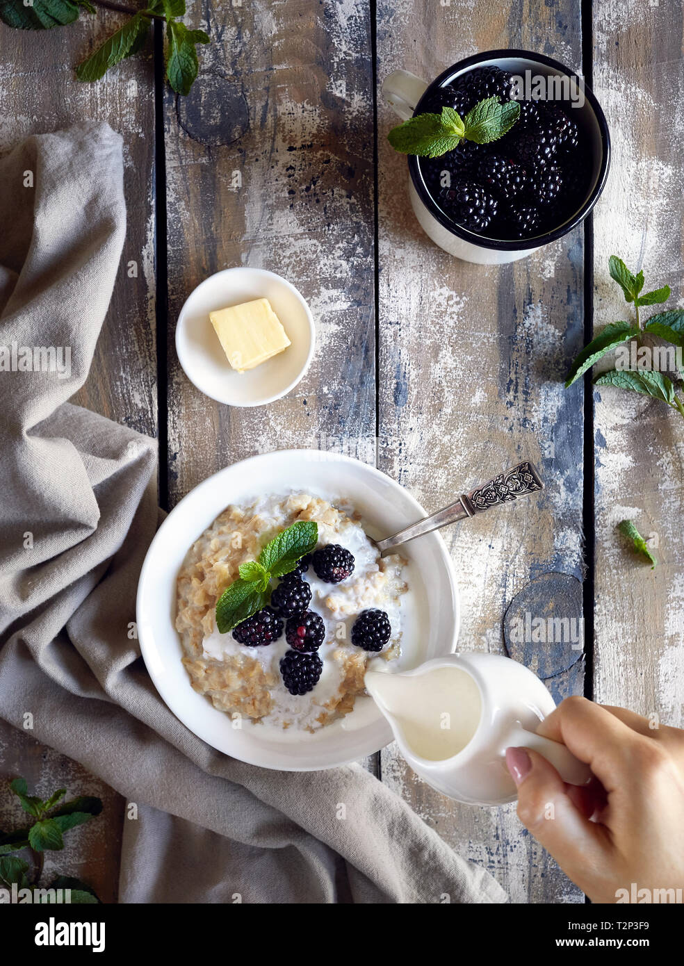 Im Sommer Frühstück mit Porridge, Creme und Brombeeren im Village Sommer home Stockfoto