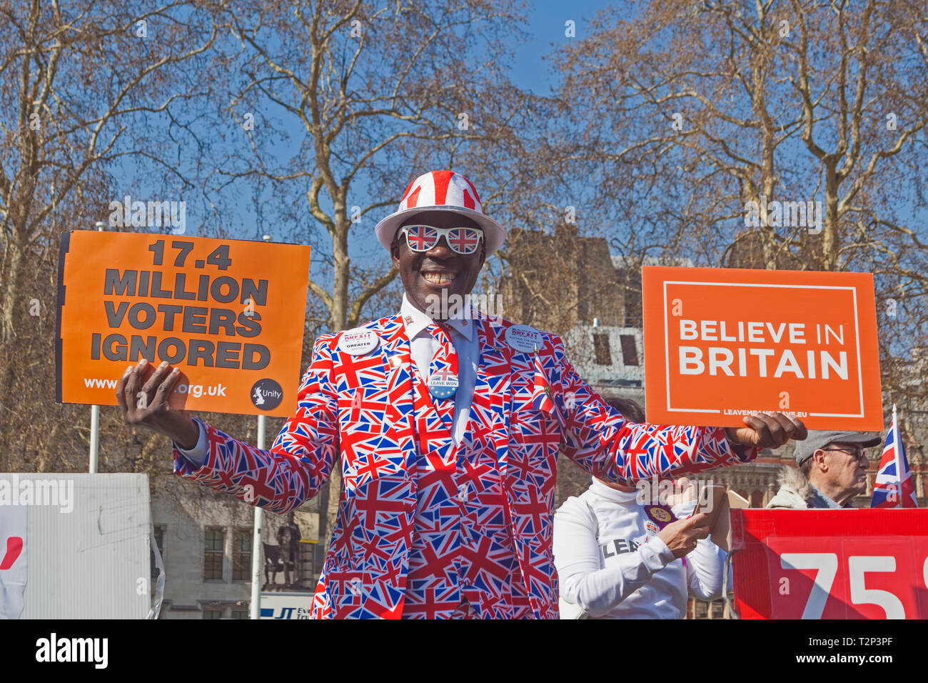 London, Westminster. Ein farbenfroh gekleideten Aktivisten in Parliament Square am 29. März 2019, Tag der ursprünglichen Brexit'.' Stockfoto
