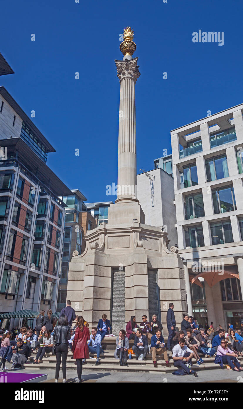 Stadt von London. Mittagessen - Zeit Massen auf die Schritte der Paternoster Square Spalte versammelt. Unten links, eine Tischtennisplatte für Mittagessen. Stockfoto