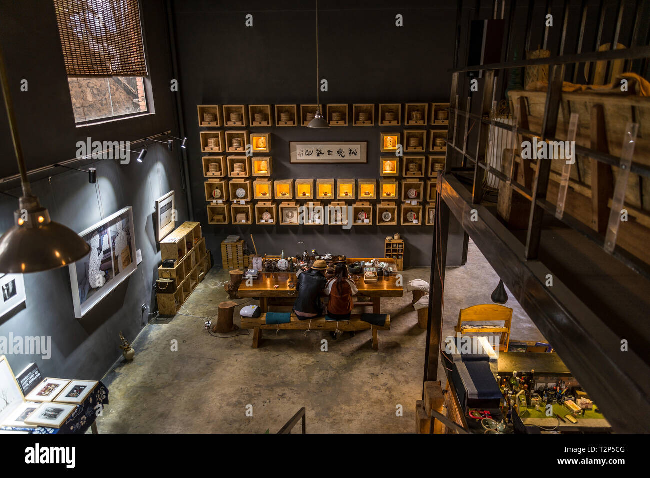 Ausstellungsfläche und Cafe, Dali Art Factory, Dali Altstadt, Provinz Yunnan, China Stockfoto