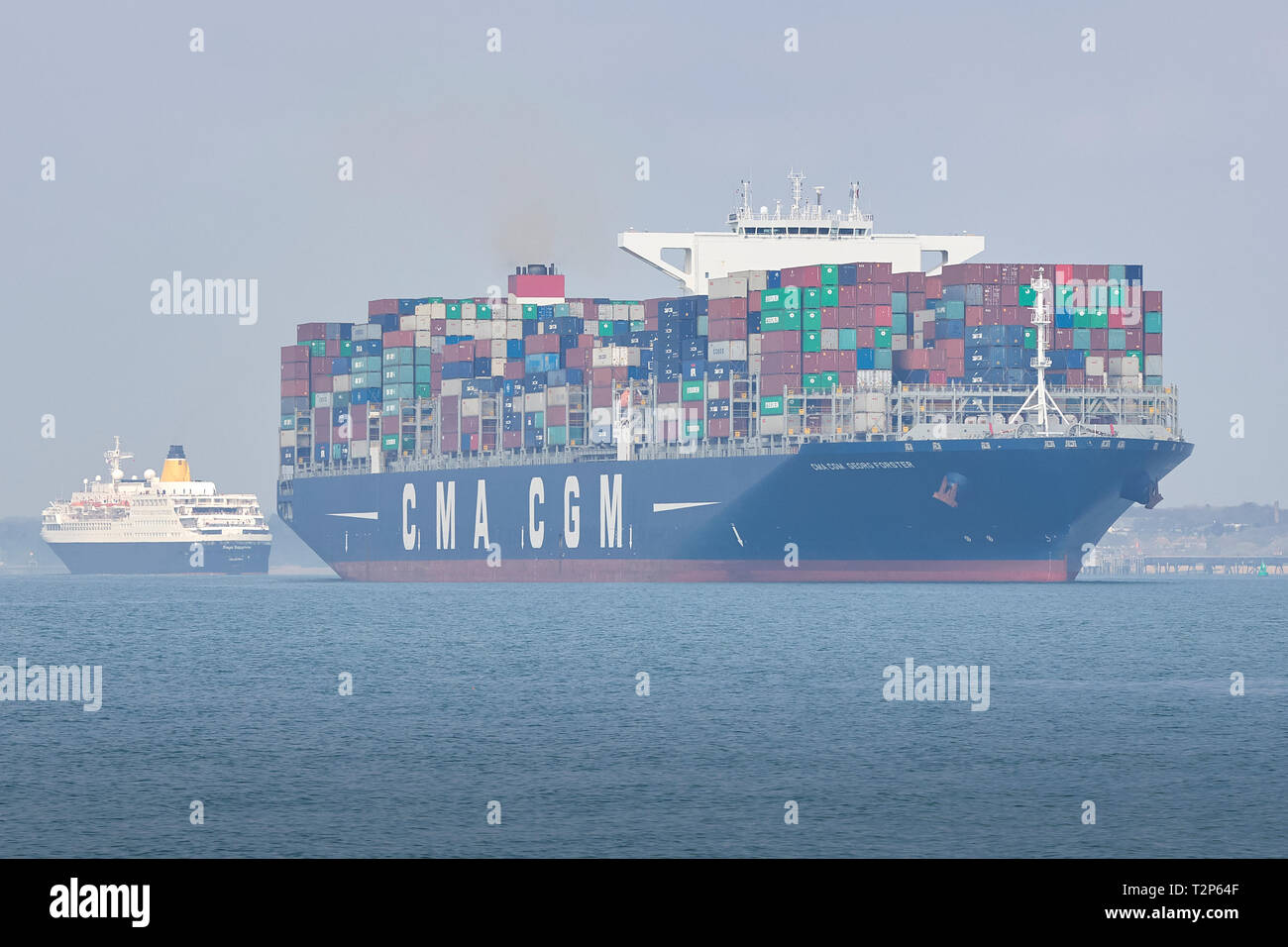 Das Containerschiff CMA CGM GEORG FORSTER, verlassen den Hafen von Southampton, die SAGA SAPPHIRE Hinter. 28. März 2019 Stockfoto