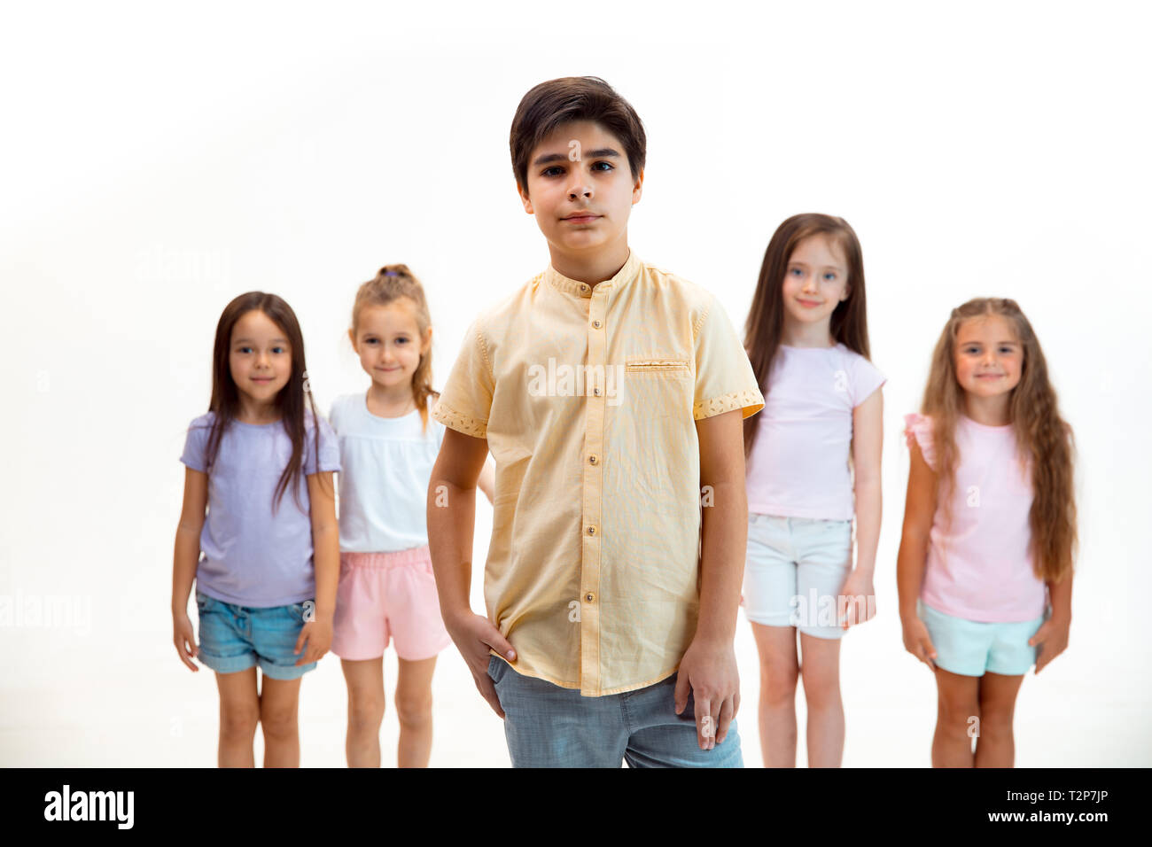 Das Porträt von glücklich süße kleine Kinder, Junge und Mädchen in stilvollen legere Kleidung bei Kamera gegen Weiße studio Wand. Kids Fashion und menschliche Emo Stockfoto