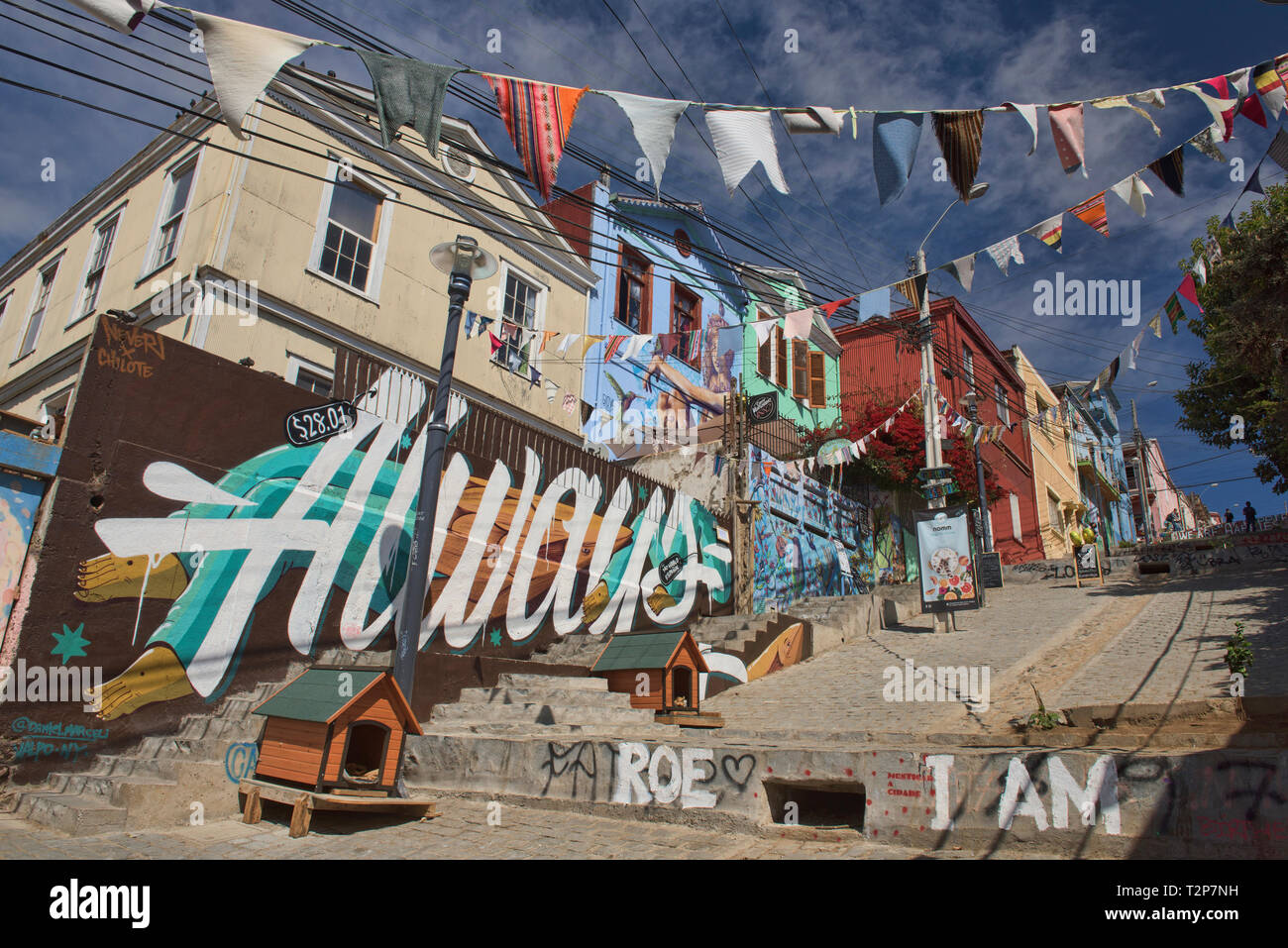 Farbenfrohe Architektur und Graffiti im UNESCO Weltkulturerbe Valparaiso, Chile Stockfoto