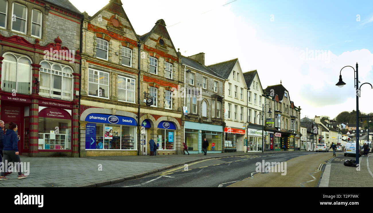 Den Blick von der Hauptstraße (Fore Street) in der Stadt von Okehampton mit Geschäften, South Devon, England, Großbritannien Stockfoto