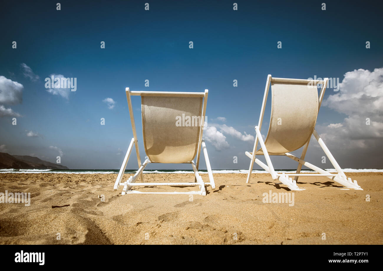 Zwei Sonnenliegen am Strand von Kreta Stockfoto