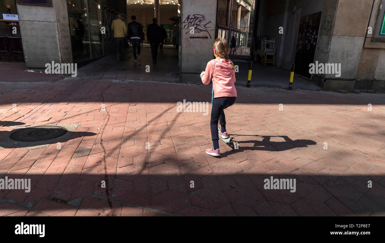 Belgrad, Serbien, 30. März 2019: Junge Mädchen reiten auf einem Kick scooter in der Stadt Fußgängerzone Stockfoto