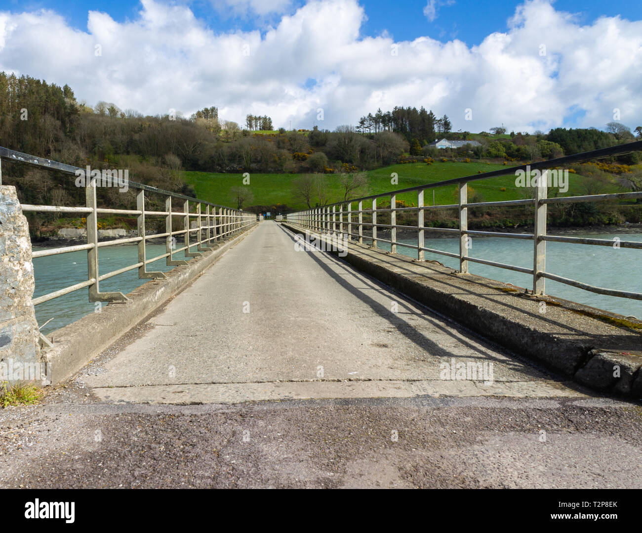 Straßenbrücke Causeway über eine Gezeiten- Mündung. West Cork, Irland Stockfoto