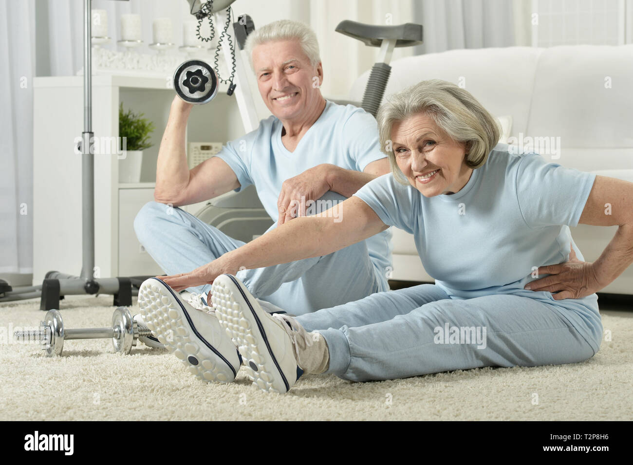 Gerne sportlich senior Paar zu Hause trainieren Stockfoto