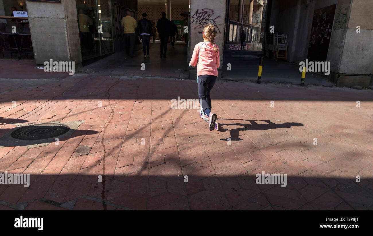 Belgrad, Serbien, 30. März 2019: Junge Mädchen reiten auf einem Kick scooter in der Stadt Fußgängerzone Stockfoto