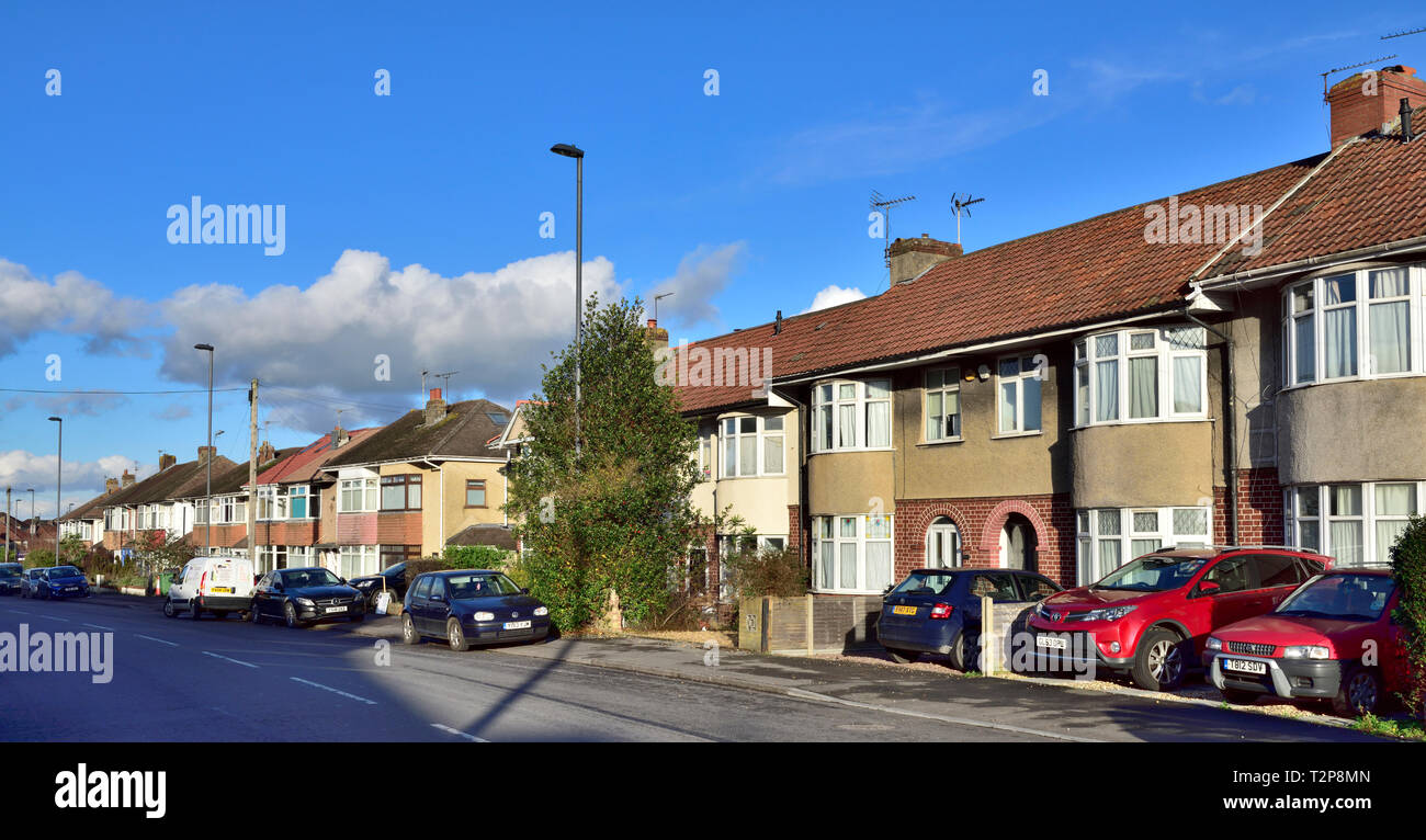 Straße mit Reihenhäusern und Doppelhaushälften suburban Häuser in Filton, Vorort von Bristol in South Gloucestershire, England, Großbritannien Stockfoto