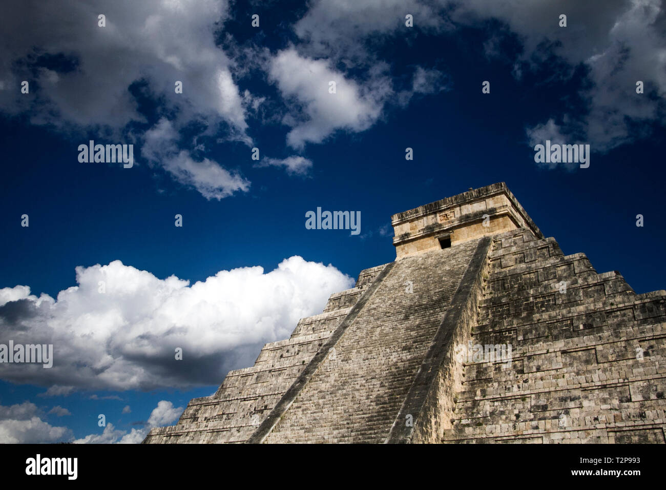 Ramatische blauen Himmel über dem Tempel des Kukulcan. Auch als "El Castillo, dieser Schritt Pyramide bekannte dominiert Chichén Itzá archäologische Stätte Stockfoto