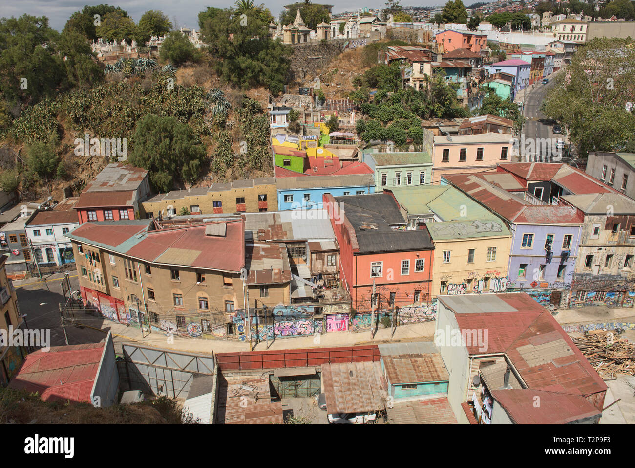 Farbenfrohe Architektur und Graffiti im UNESCO Weltkulturerbe Valparaiso, Chile Stockfoto
