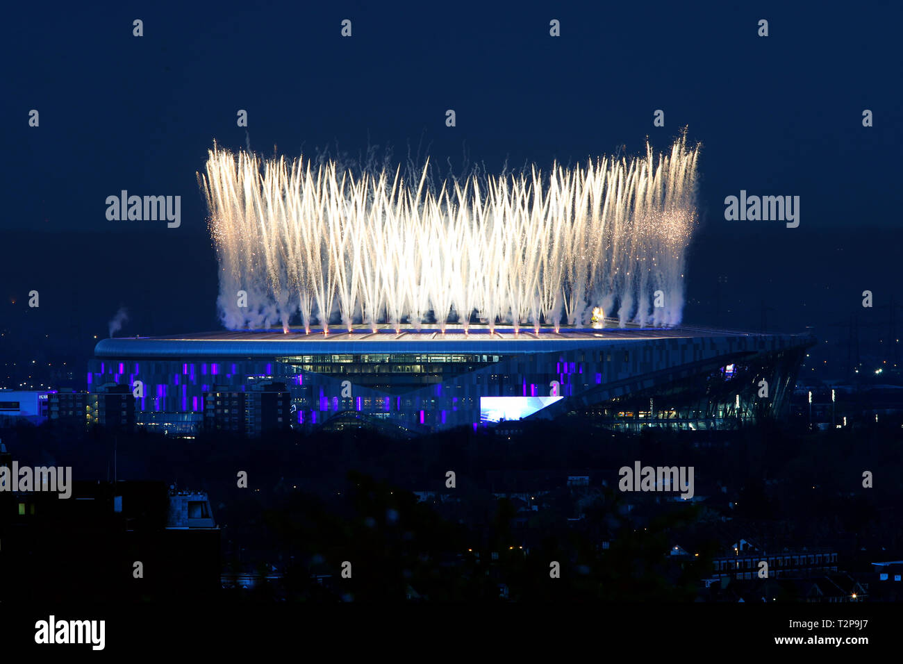 Ein Feuerwerk vor Kick off an der Tottenham Hotspur Stadium, London. Stockfoto