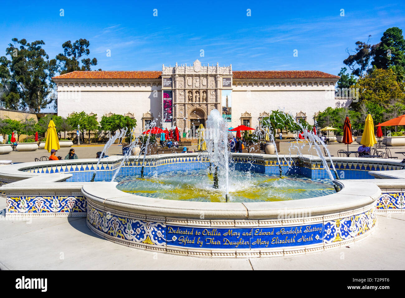 März 19, 2019 San Diego/CA/USA - Plaza de Panama Brunnen im Balboa Park, der San Diego Museum der Kunst Gebäude im Hintergrund sichtbar Stockfoto