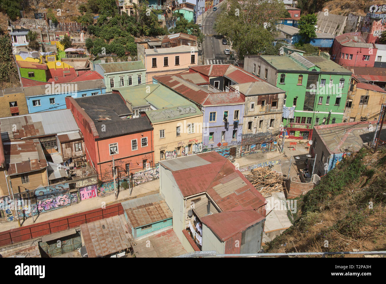 Farbenfrohe Architektur und Graffiti im UNESCO Weltkulturerbe Valparaiso, Chile Stockfoto
