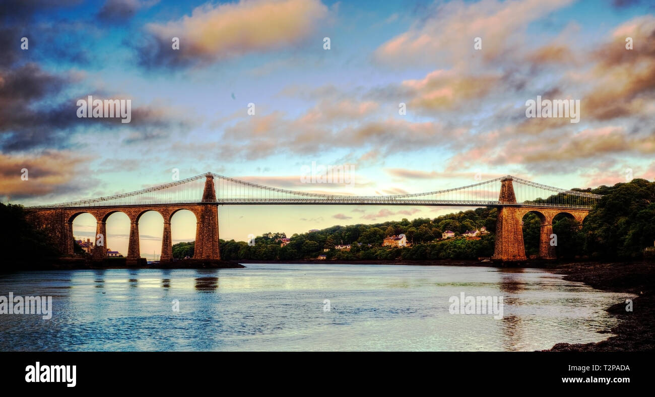 Menia, Wales, Großbritannien, 5. September 2016, zeigt die Menai Suspension Bridge, die durch Thomas Telford entworfen und 1826 fertiggestellt und ist eine Klasse I Li Stockfoto