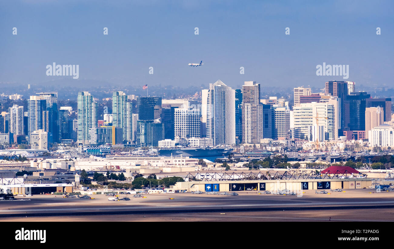 März 19, 2019 San Diego/CA/USA - Panoramablick auf die Skyline der Innenstadt; San Diego Naval Base auf Coronado Island im Vordergrund sichtbar; Fedex Stockfoto