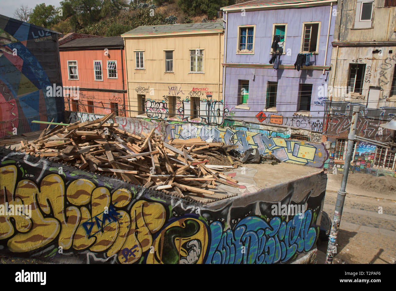 Farbenfrohe Architektur und Graffiti im UNESCO Weltkulturerbe Valparaiso, Chile Stockfoto