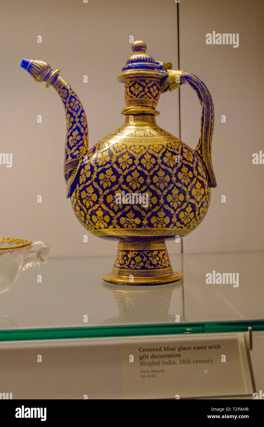 Überdachte blaues Glas ewer mit vergoldeten Dekoration. Mughal Empire, Indien. 18. Stockfoto