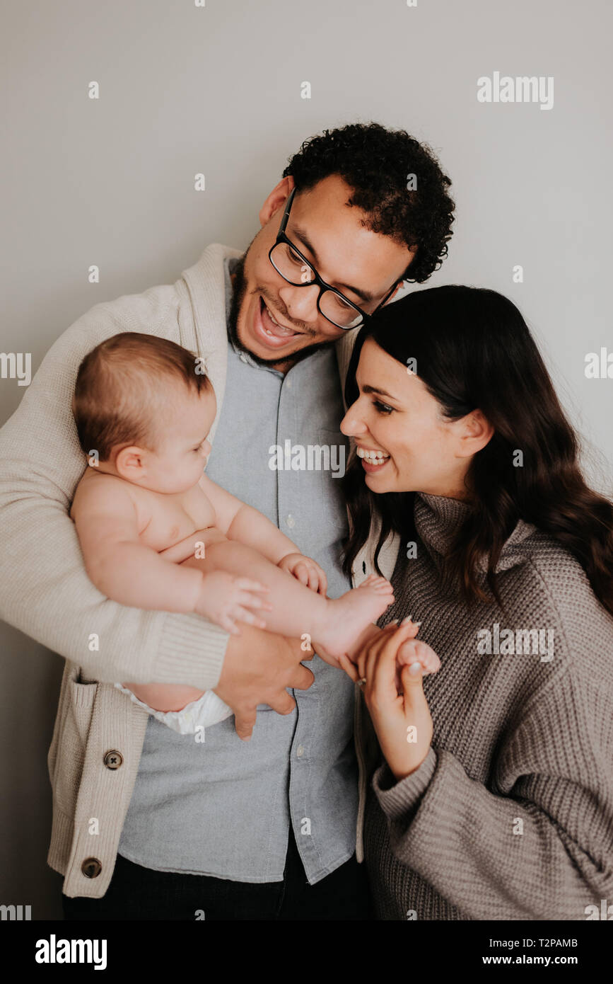 Portrait von Paar mit Baby Tochter Stockfoto