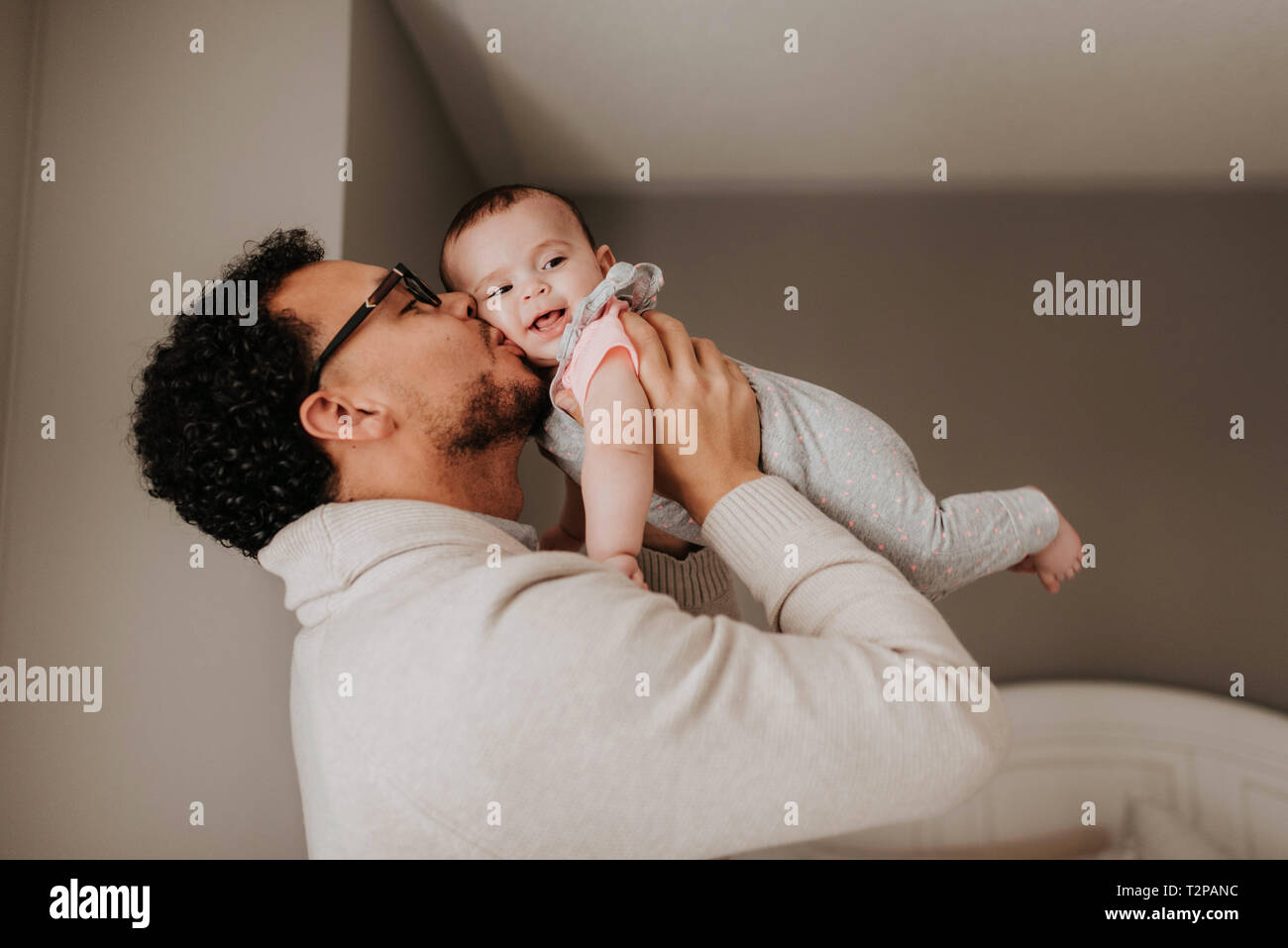 Küssende Tochter Vater Stockfoto