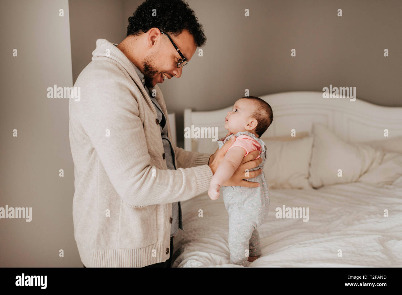 Vater sprechendes Gesicht mit Baby Tochter zu Gesicht Stockfoto