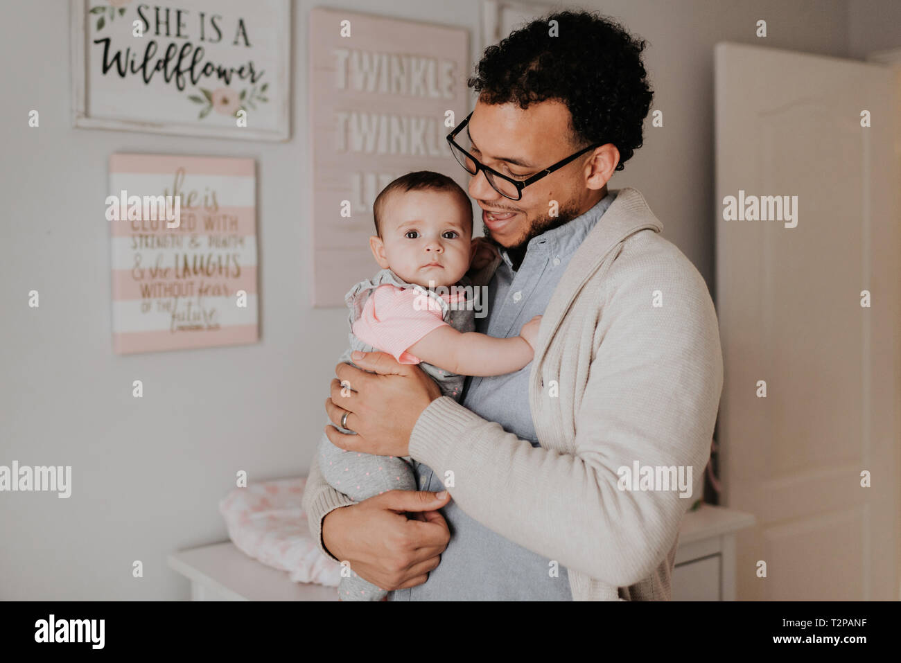 Vater mit Tochter im Kinderzimmer Stockfoto