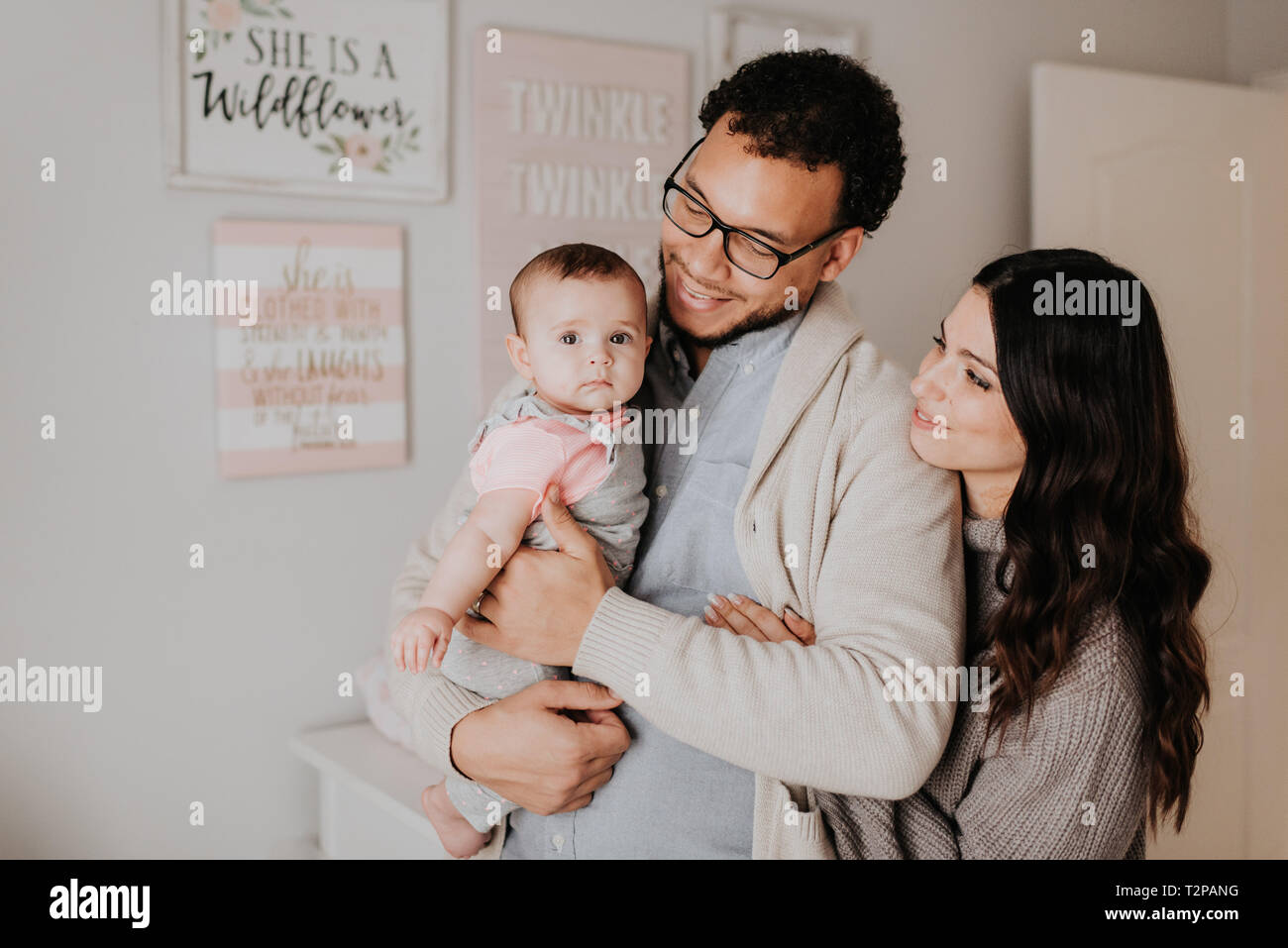 Paar mit Baby im Kinderzimmer Stockfoto