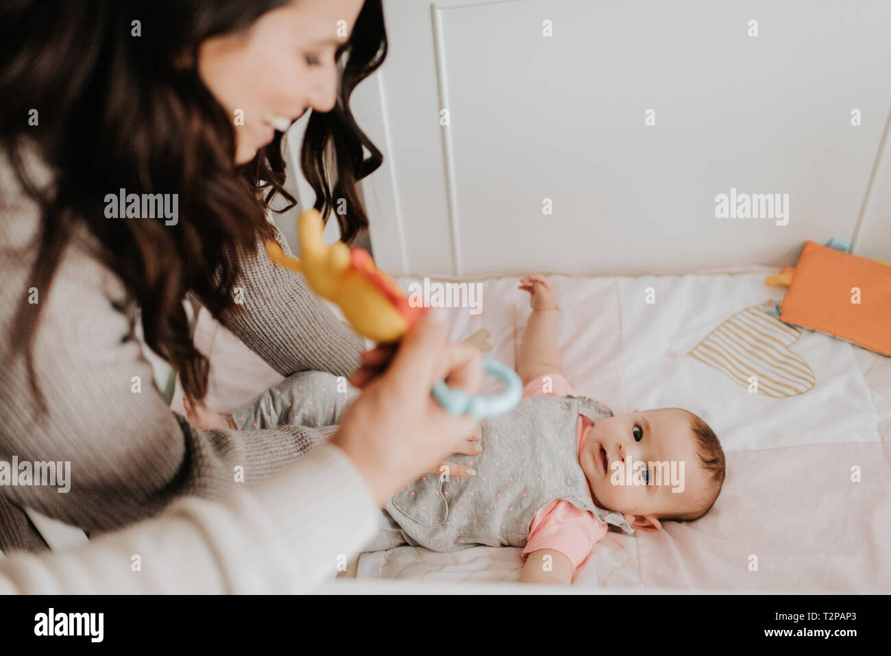 Mutter, Tochter zu Bett in der Krippe Stockfoto