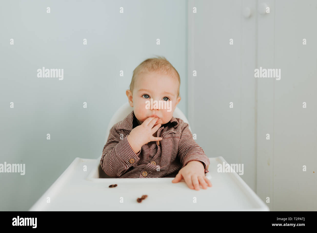 Baby boy in hoher Stuhl, Porträt Stockfoto