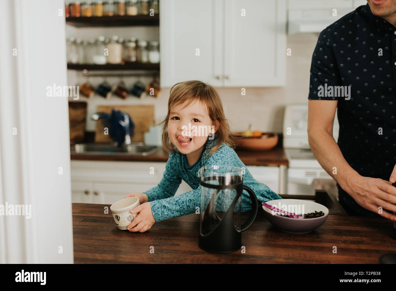 Weibliche Kind und Vater am Küchentisch, Porträt Stockfoto