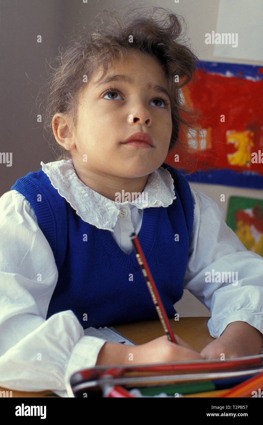 Beschauliche kleine Mädchen in der Schule Klassenzimmer Stockfoto