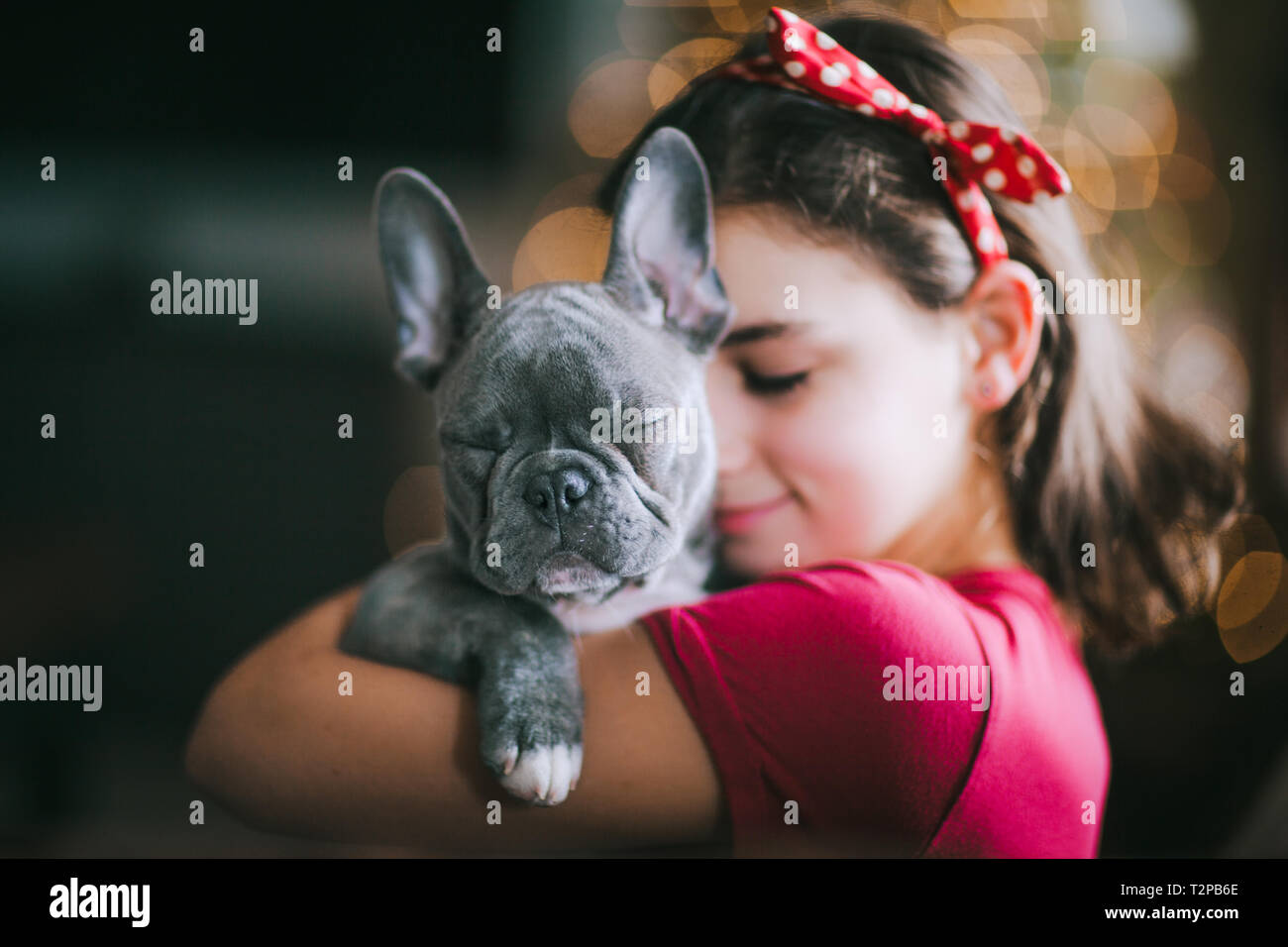 Mädchen umarmt Hund Stockfoto