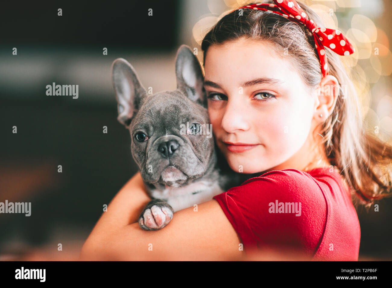 Mädchen umarmt Hund Stockfoto