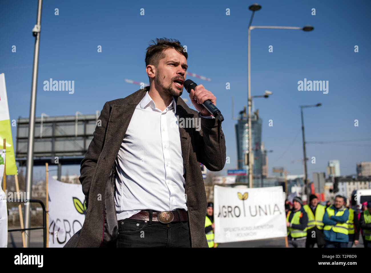 Micha? Ko?odziejczak, der Führer der Bewegung Agrounia union und polnischen Landwirte gesehen wird eine Rede während des Protestes. AGROUNIA union Bauern protestieren gegen anspruchsvolle für eine Änderung in der internationalen Politik der Regierung, so dass er berücksichtigt die Interessen der polnischen Betriebe, Kontrolle und Einschränkungen über die Einfuhr von landwirtschaftlichen Erzeugnissen sowie eine Erhöhung der Einkaufspreise. Die Landwirte auch im Gegensatz zu dem, was sie "ein Leerlauf und unwirksam" Kampf gegen die Afrikanische Schweinepest aufgerufen haben. Die Landwirte hielten einen Sarg als Symbol für den Tod der polnischen Landwirtschaft. Stockfoto