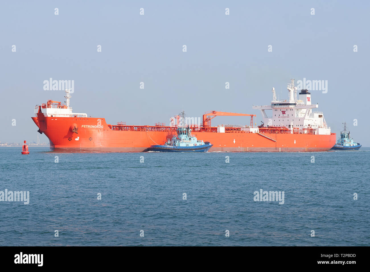 Das Rohöl Tanker (Shuttle Tanker), PETRONORDIC, begleitet von 2 Schlepper, betritt den Hafen von Southampton, UK. 28. März 2019 Stockfoto