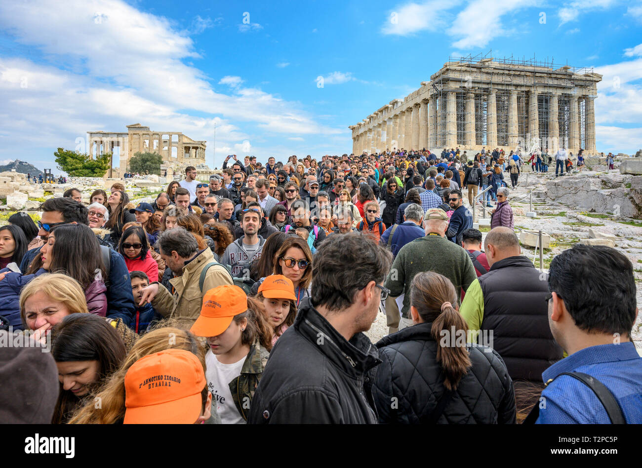 Touristen, die das Parthenon an einem geschäftigen Tag, Athen, Griechenland Stockfoto