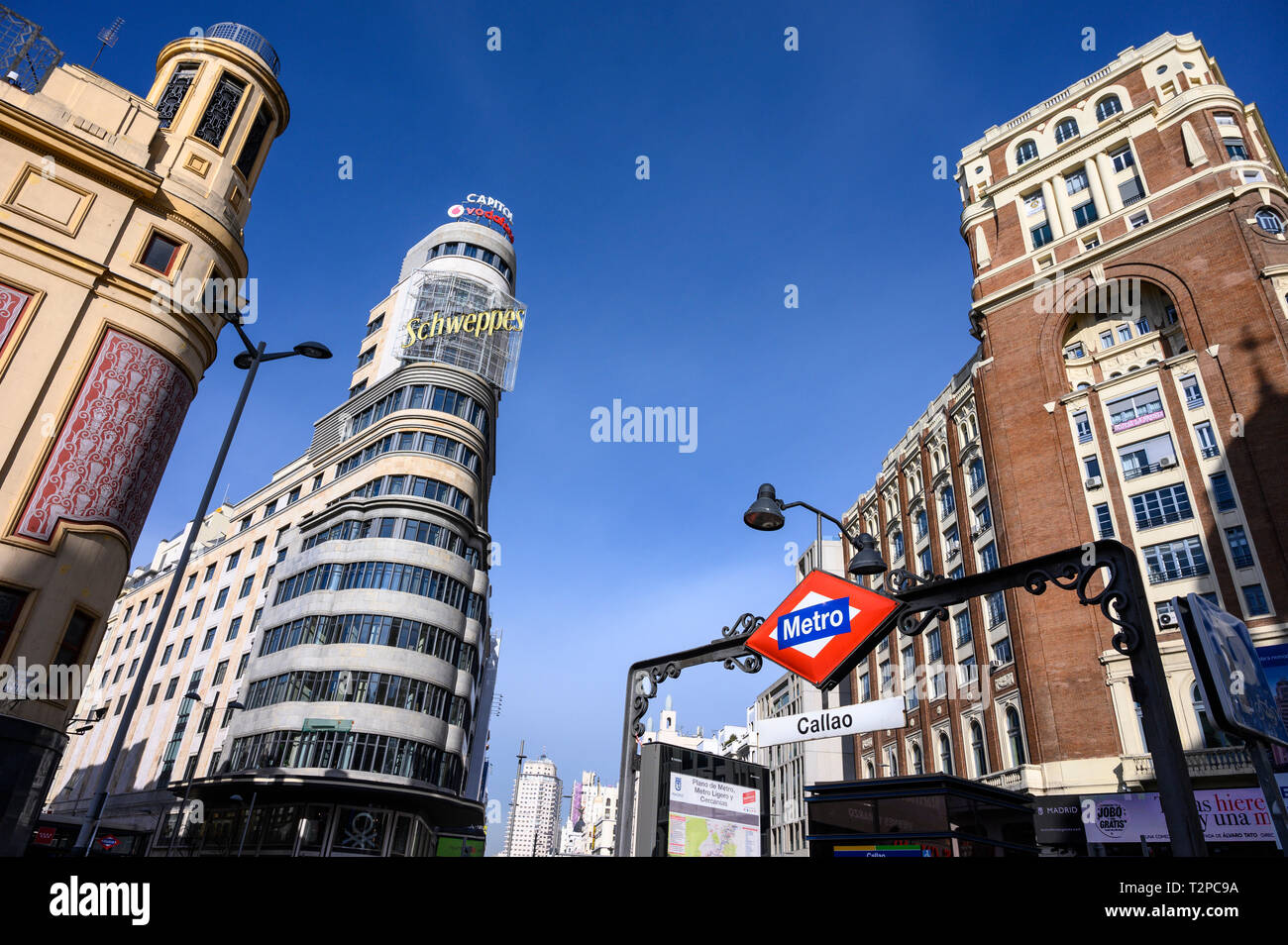 Callao Metro Station in der Plaza de Callao mit dem Aas Gebäude im Hintergrund, auf der Gran Via, im Herzen von Madrids Einkaufsviertel. Stockfoto