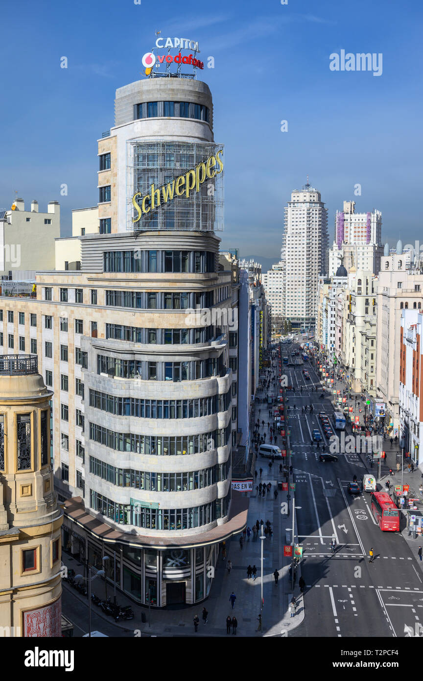 Suche entlang der Gran Via in Richtung Torre de Madrid in der Plaza de Espania, mit dem Aas Gebäude in der Plaza de Callao im Vordergrund ich Stockfoto