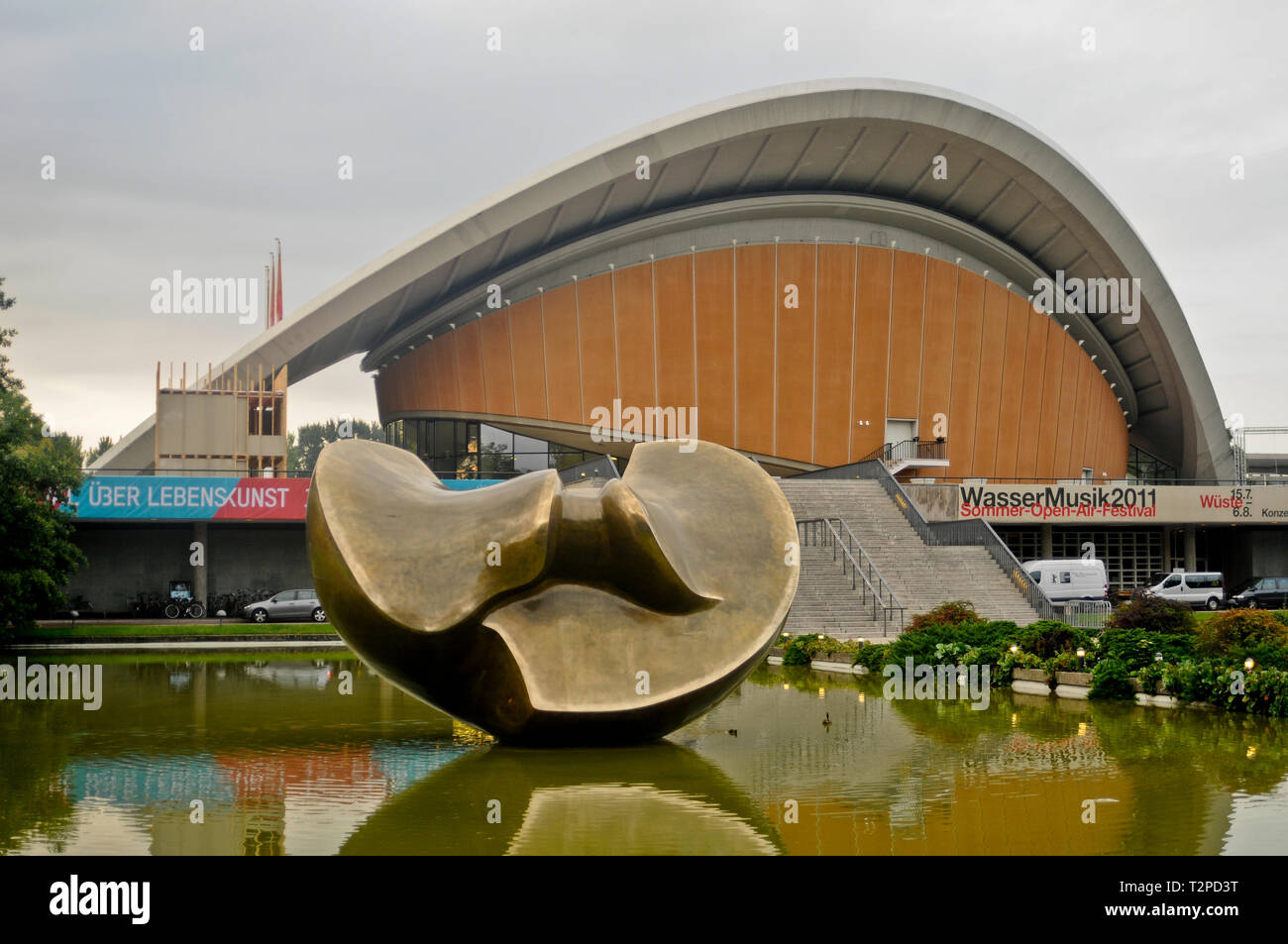 Haus der Kulturen der Welt" (Haus der Kulturen der Welt), mit der Henry Moore Skulptur in der Front. Berlin, Deutschland Stockfoto