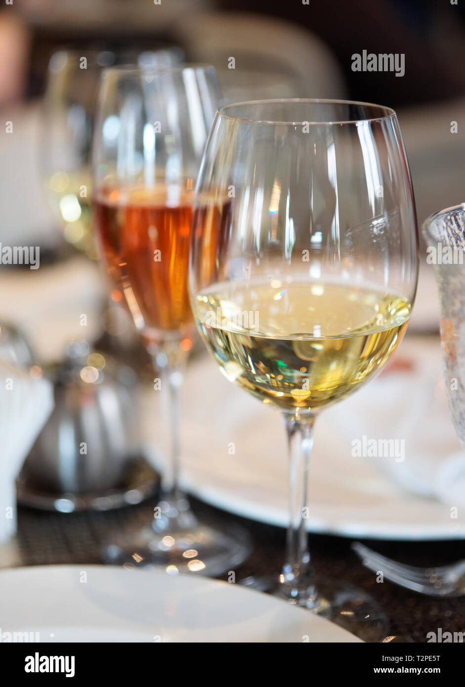 Weißwein und Champagner Rosé auf Tisch im Restaurant Stockfoto