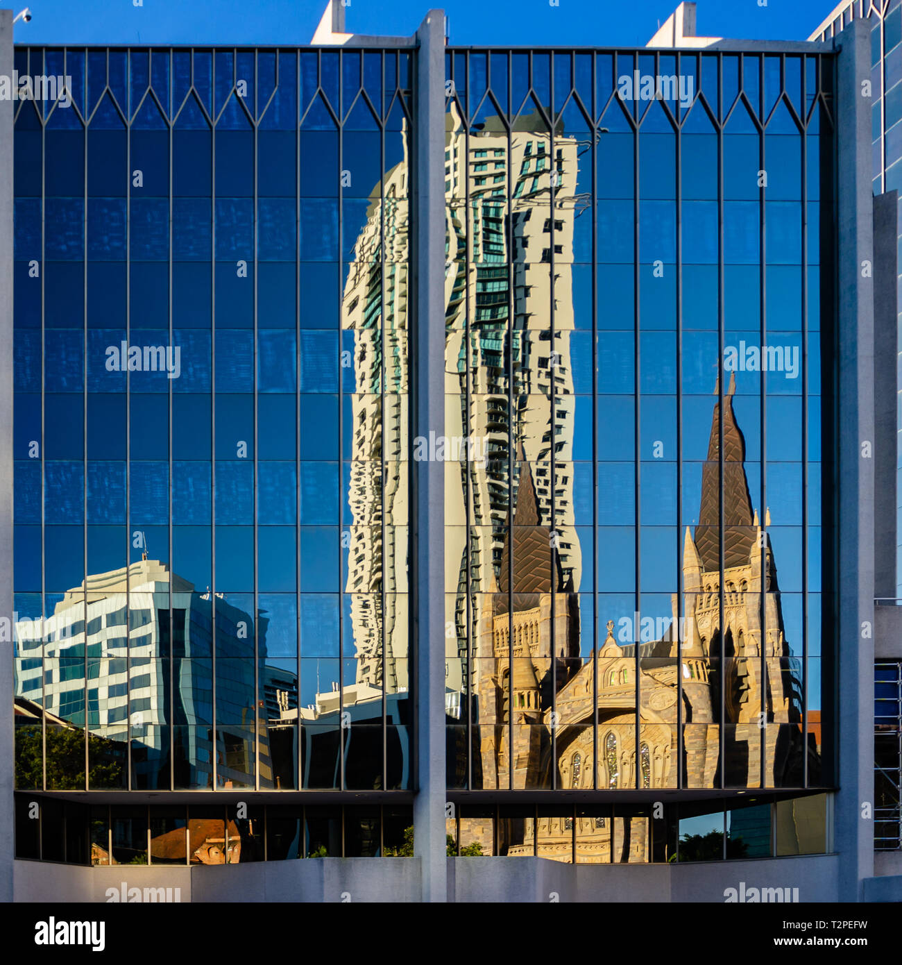 St Stepehens Kathedrale und die umliegenden Gebäude sind hier zu sehen in einem Brisbane CDB Gebäude wider Stockfoto