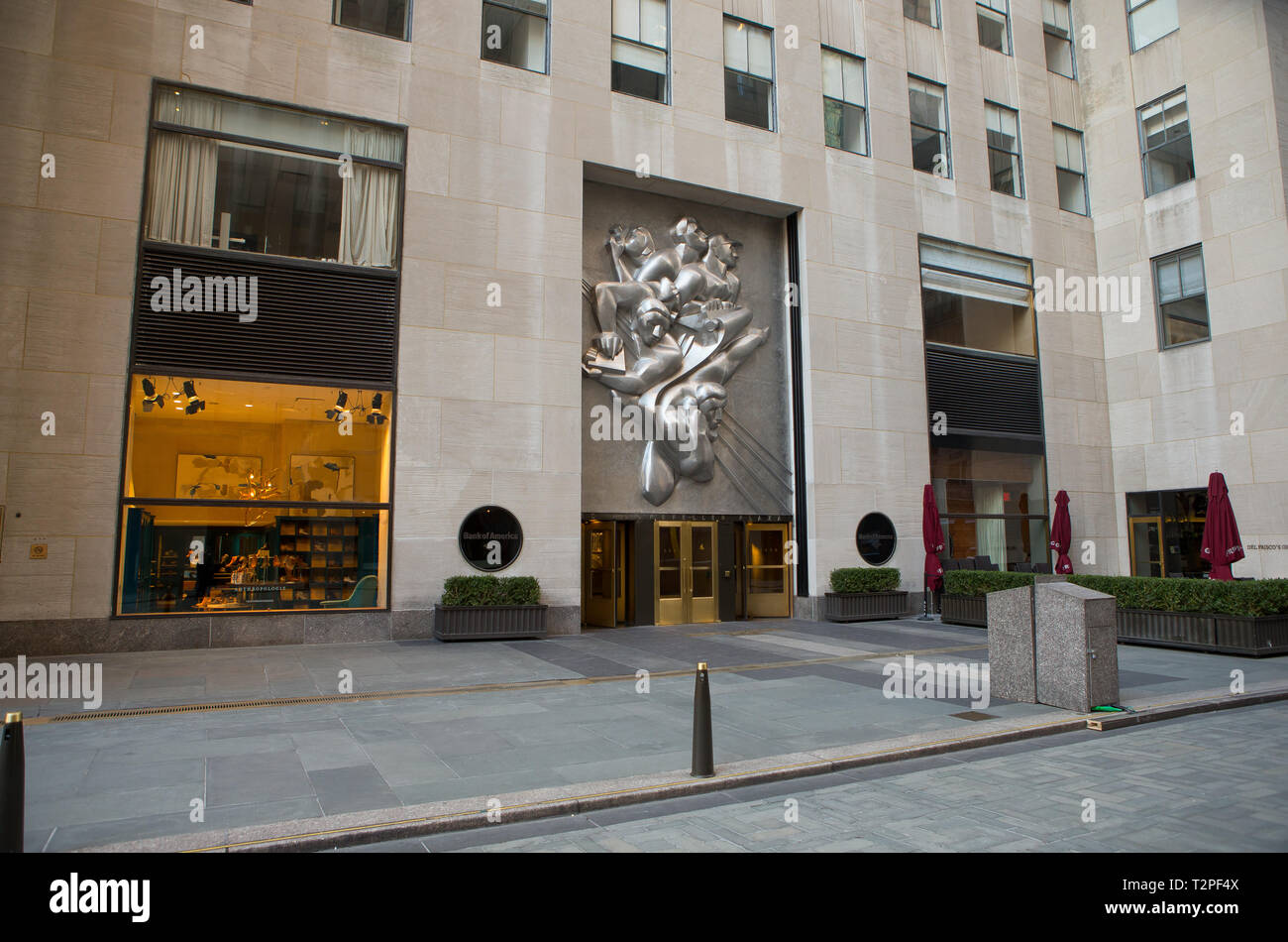 Isamu Noguchi's 10-short-t- (8,9-lang-Tonne) Edelstahl panel, Nachrichten, über dem Eingang zu 50 Rockefeller Plaza (ehemals die zugehörigen P befindet Stockfoto