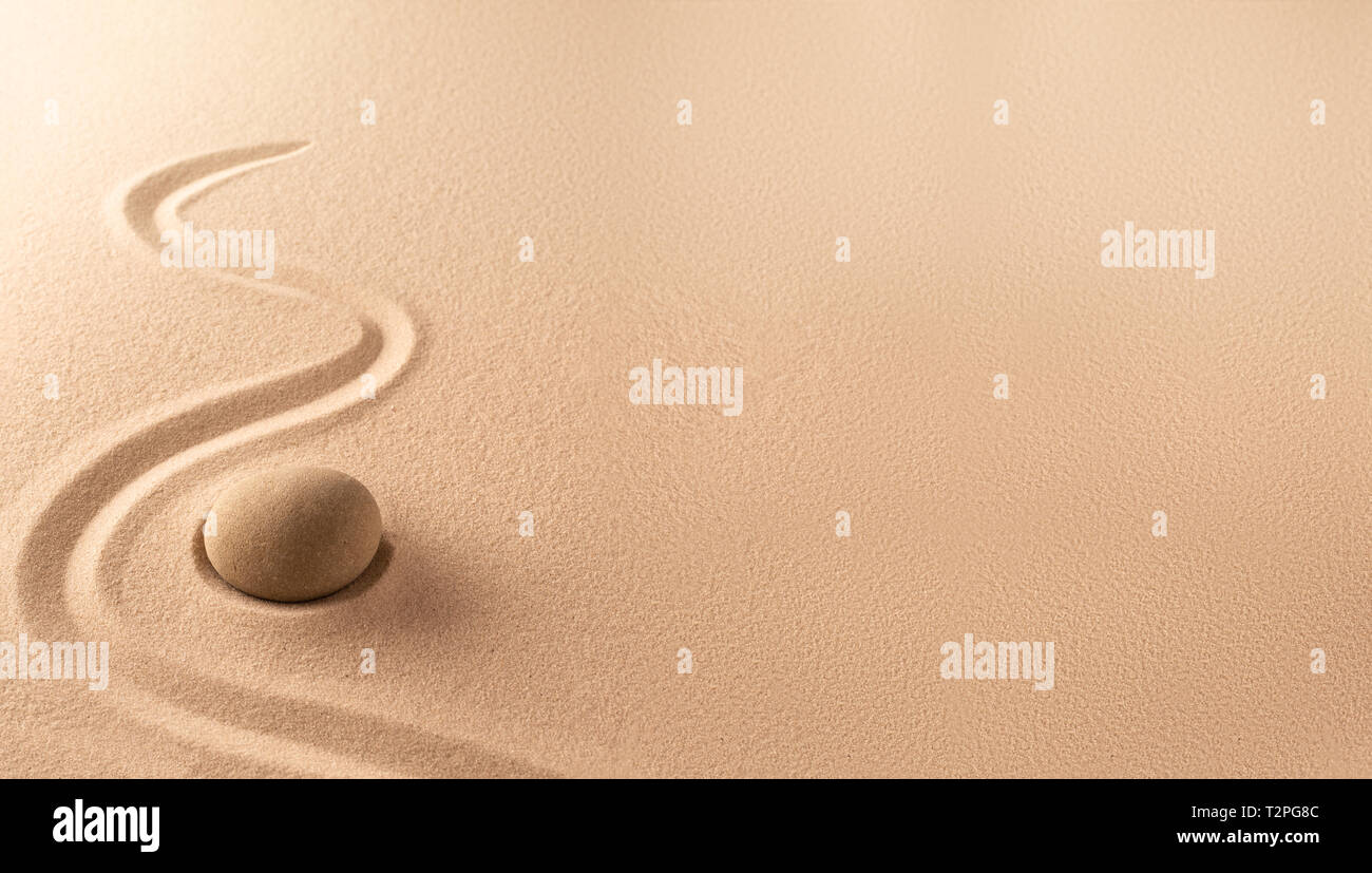 Spa Wellness Hintergrund des Zen Meditation Garten mit Sand und runden Stein. Eine schön geschwungene Linie auf sandigen Textur. Viele kopieren. Stockfoto