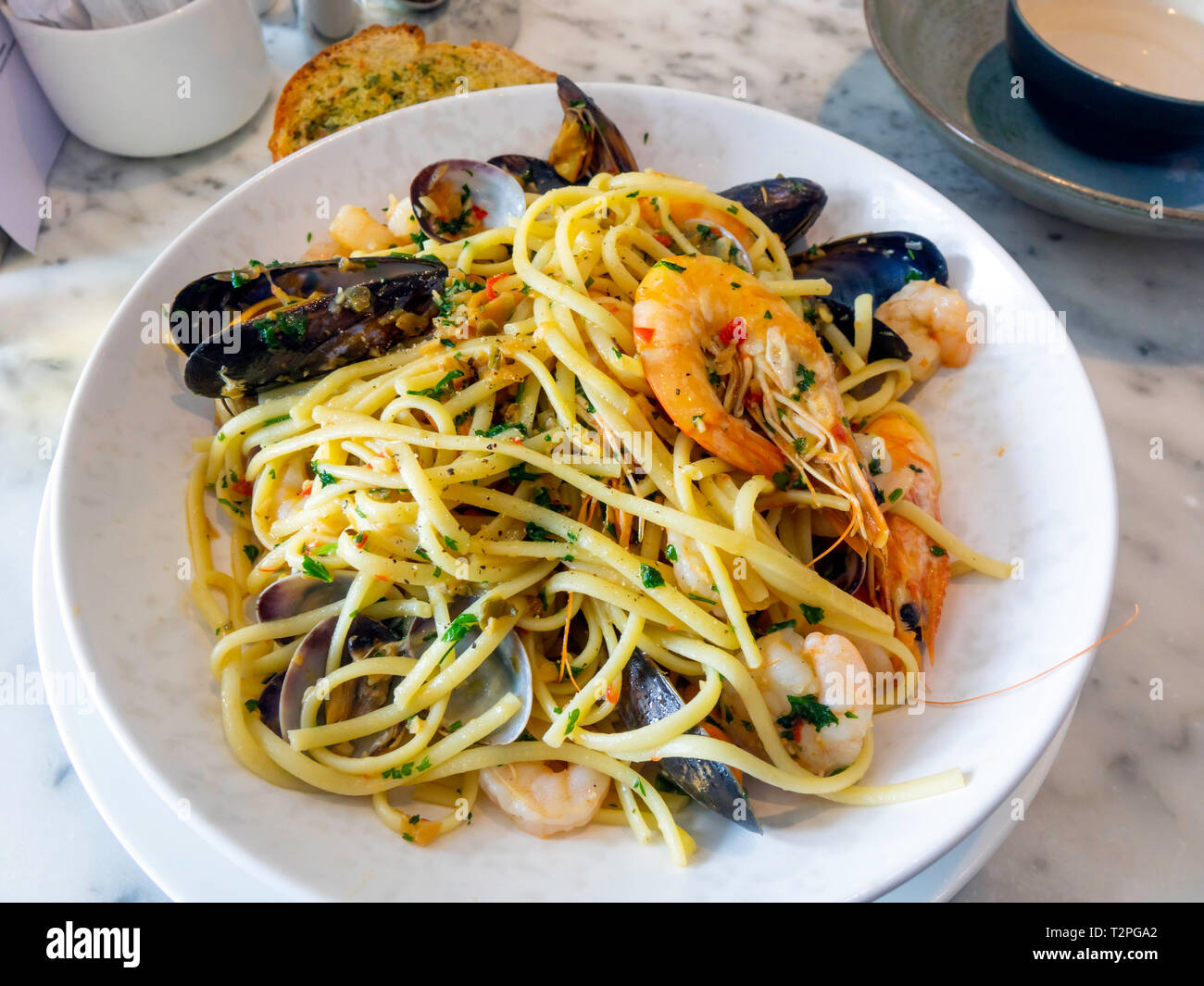 Linguine mit Meeresfrüchten Pasta mit Miesmuscheln herzmuscheln Garnelen Garnelen und Riesengarnelen Stockfoto