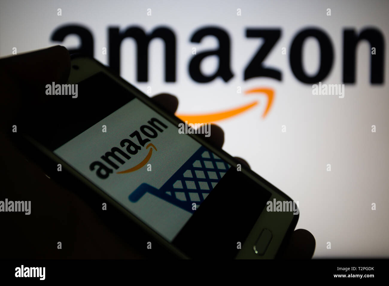 Amazon.com, amerikanischen multinationalen Technologie Unternehmen, das sich auf e-commerce, Logo wird auf dem Smartphone angezeigt, Logo unscharf im Hintergrund konzentriert sich Stockfoto