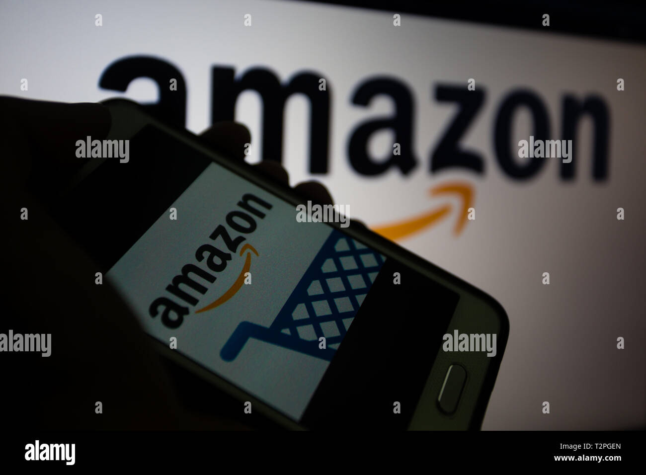 Amazon.com, amerikanischen multinationalen Technologie Unternehmen, das sich auf e-commerce, Logo wird auf dem Smartphone angezeigt, Logo unscharf im Hintergrund konzentriert sich Stockfoto