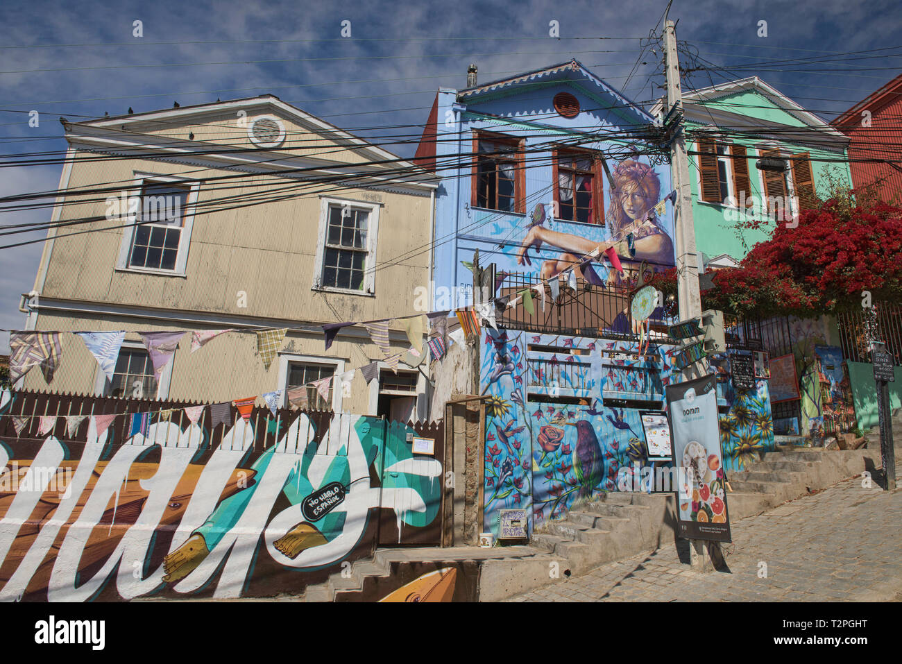 Farbenfrohe Architektur und Graffiti im UNESCO Weltkulturerbe Valparaiso, Chile Stockfoto