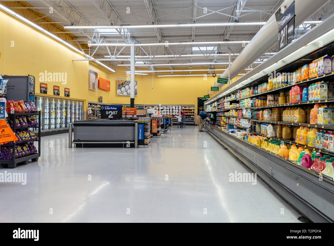 Walmart Stores Innenraum mit einer Frau Shopper und einem männlichen Mitarbeiter Strumpf Regale. USA Stockfoto
