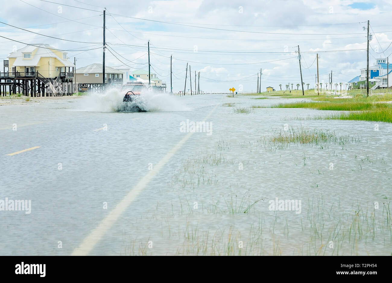 Ein Fahrzeug fährt durch Hochwasser am westlichen Ende von Dauphin Island, Sept. 4, 2018, in Dauphin Island, Alabama. Stockfoto
